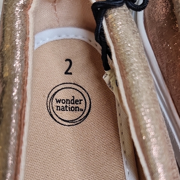 Wonder Nation Gold and White Sneakers with Ruffled Design‎ - Picture 2 of 4